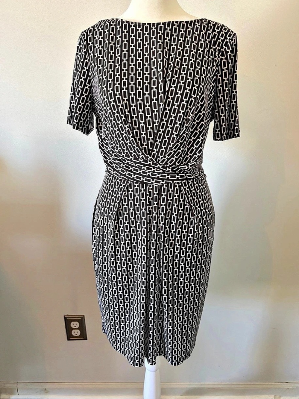 Roz & Ali Black & White Dress